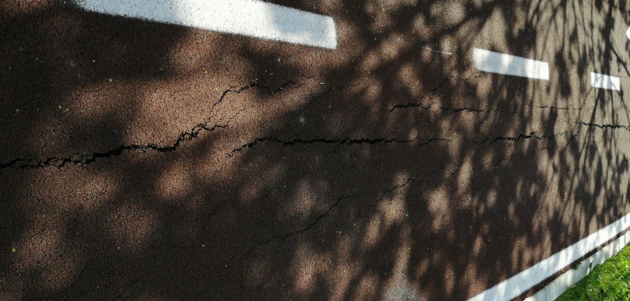 La nuova pista ciclabile “a pettine” nel quartiere Piani è già ridotta così dopo meno di un mese