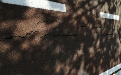 La nuova pista ciclabile “a pettine” nel quartiere Piani è già ridotta così dopo meno di un mese