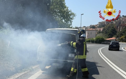 Furgone in fiamme in via Lamarmora a Sanremo