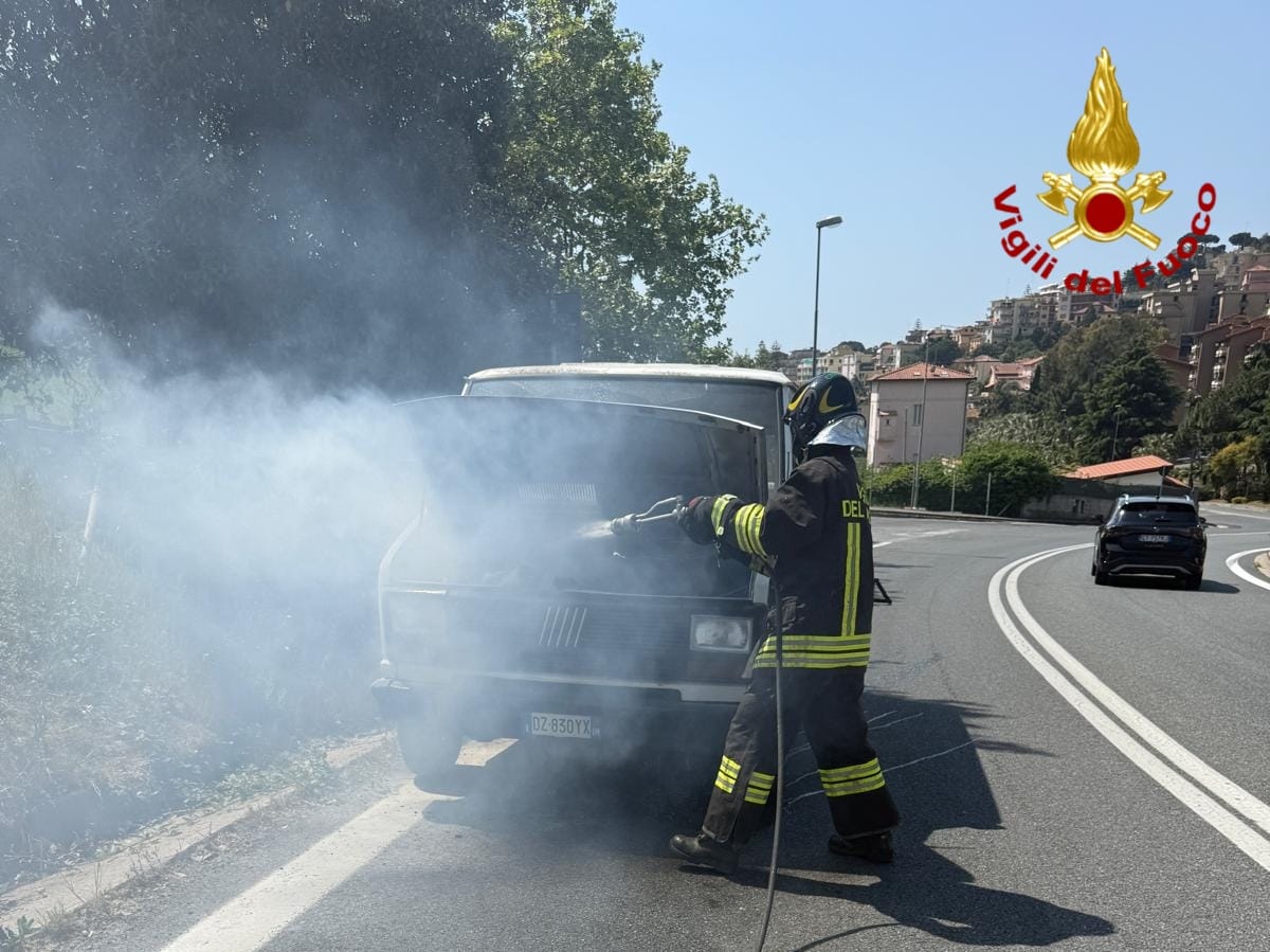 Furgone in fiamme in via Lamarmora a Sanremo