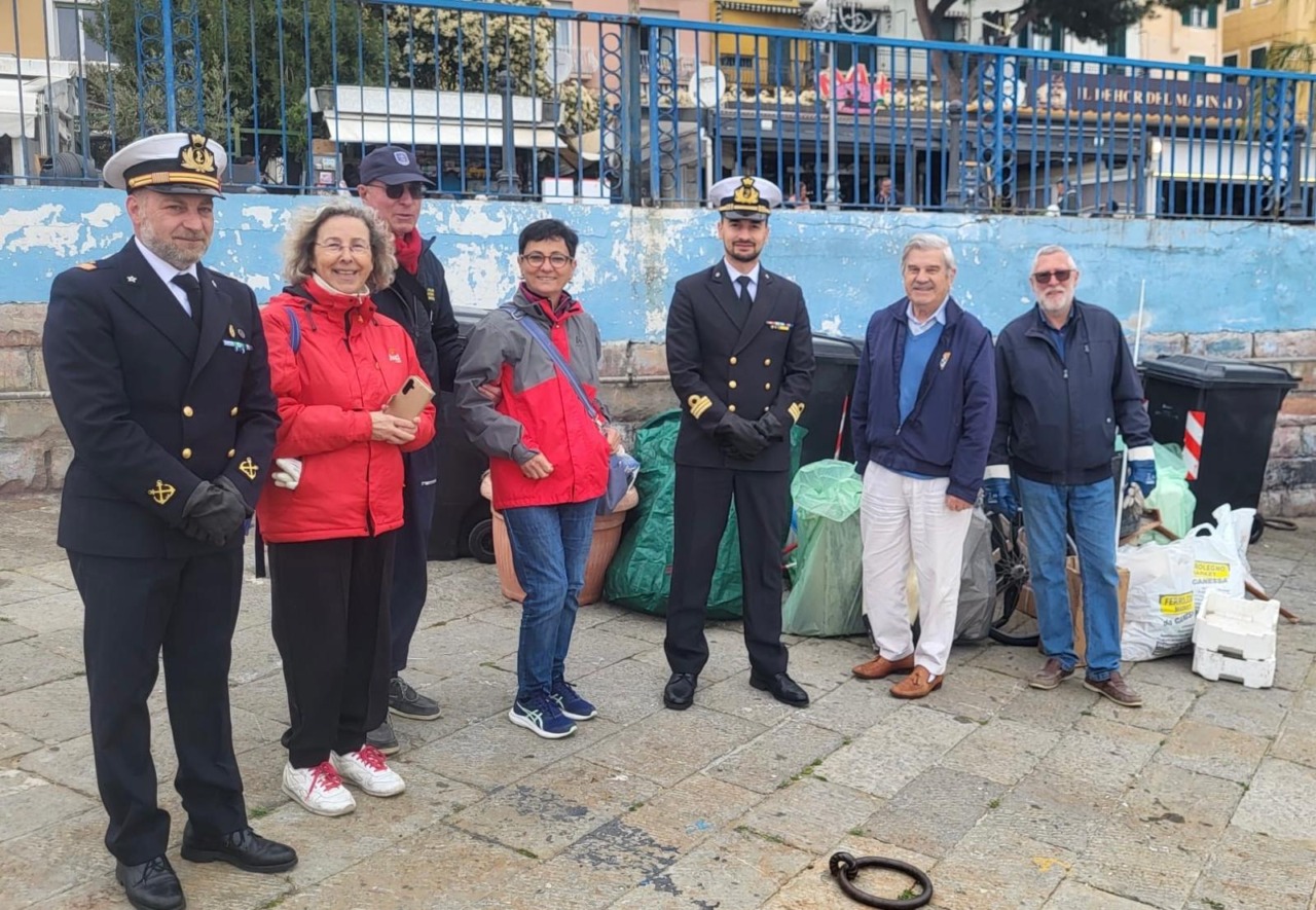 Operazione di pulizia delle spiagge e dello specchio acqueo del Porto Vecchio di Sanremo
