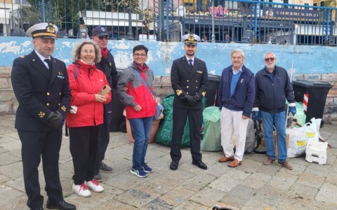 Operazione di pulizia delle spiagge e dello specchio acqueo del Porto Vecchio di Sanremo