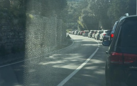 Schianto fra tre auto sulla Statale 28 a Castelvecchio, traffico in tilt e feriti
