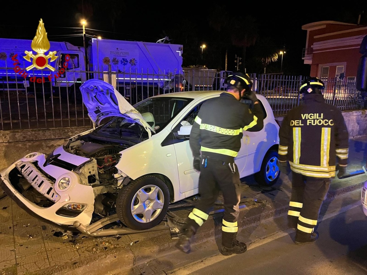Perde il controllo della guida e si schianta, lei illesa ma l’auto è distrutta