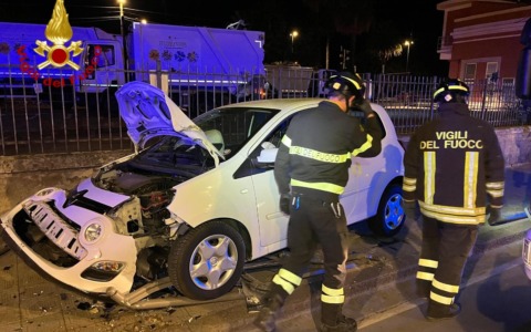 Perde il controllo della guida e si schianta, lei illesa ma l’auto è distrutta