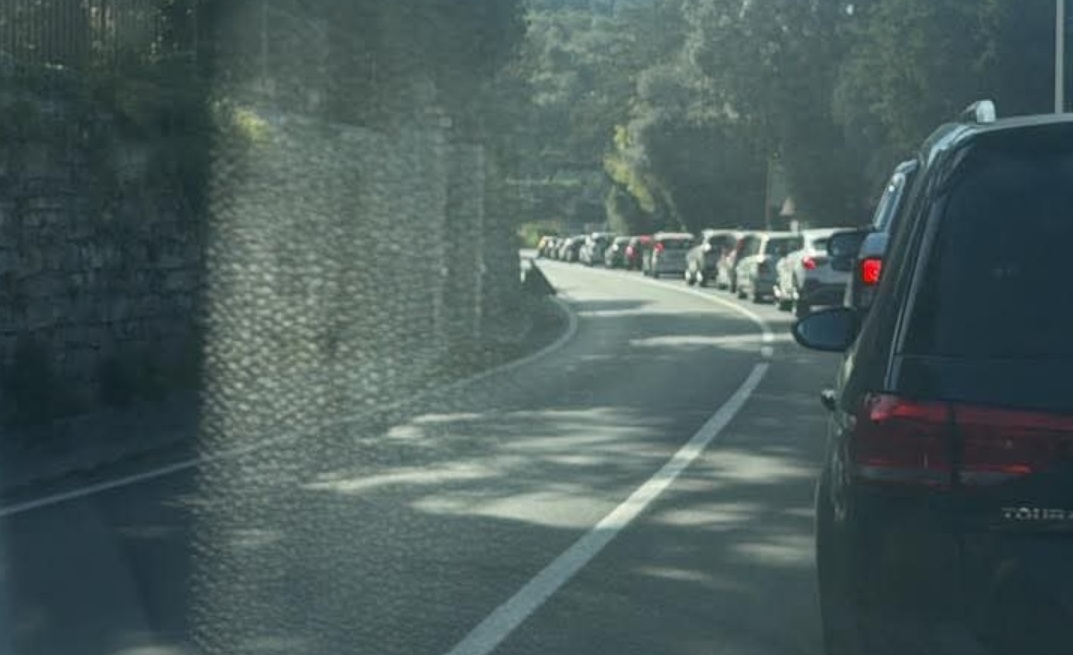 Schianto fra tre auto sulla Statale 28 a Castelvecchio, traffico in tilt e feriti