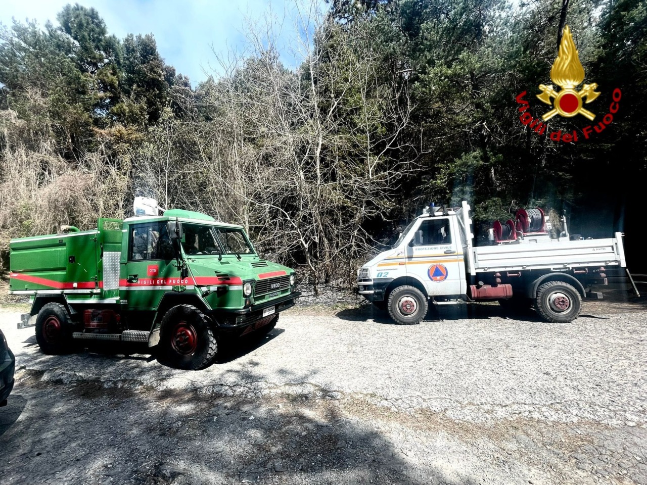 A Perinaldo vigili del fuoco e volontari spengono un principio di incendio boschivo