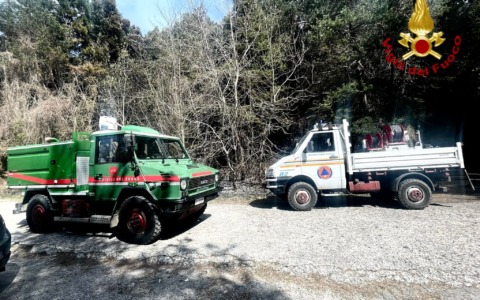 A Perinaldo vigili del fuoco e volontari spengono un principio di incendio boschivo