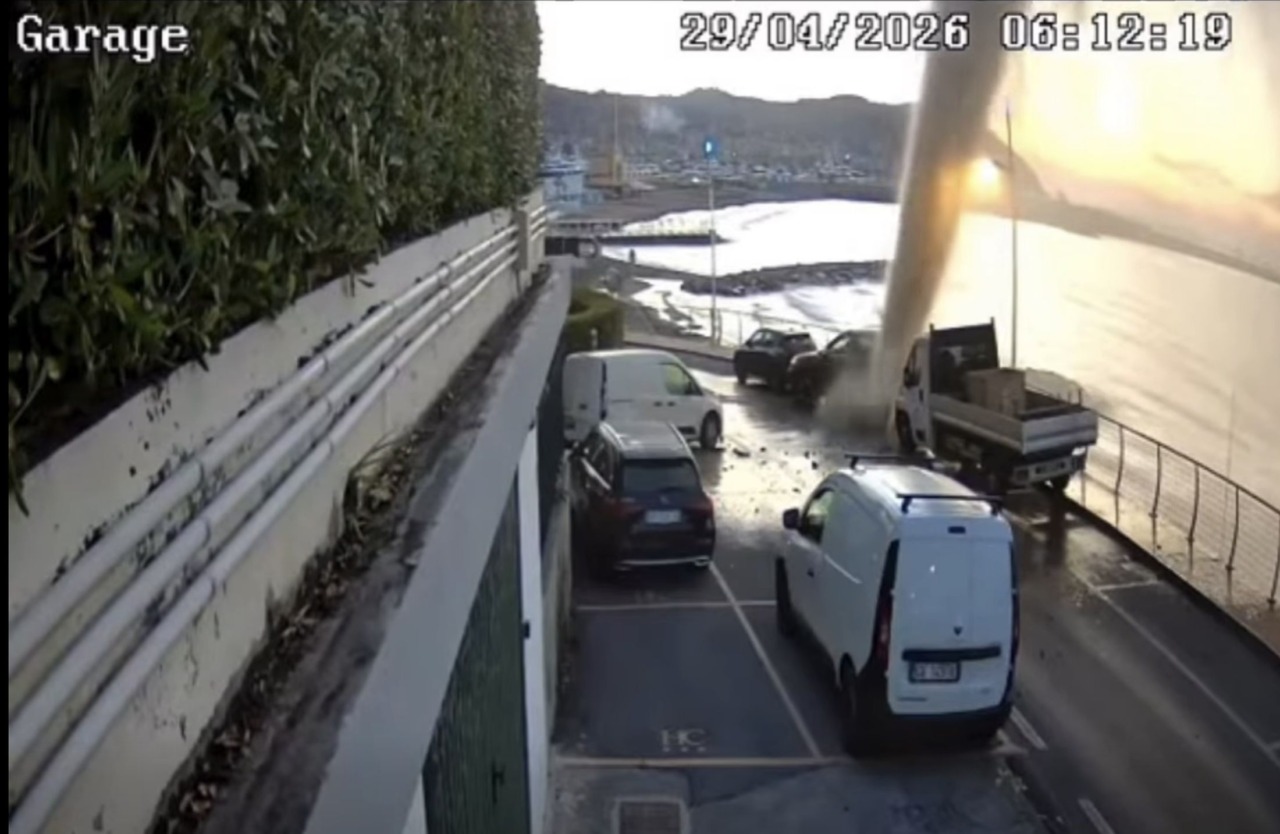 L’impressionante geyser che squarcia l’asfalto e sposta un’auto. Video