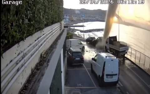 L’impressionante geyser che squarcia l’asfalto e sposta un’auto. Video