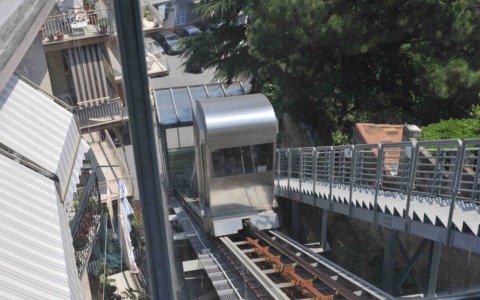 Riaprono gli ascensori pubblici del Parasio: conclusi gli interventi di revisione decennale