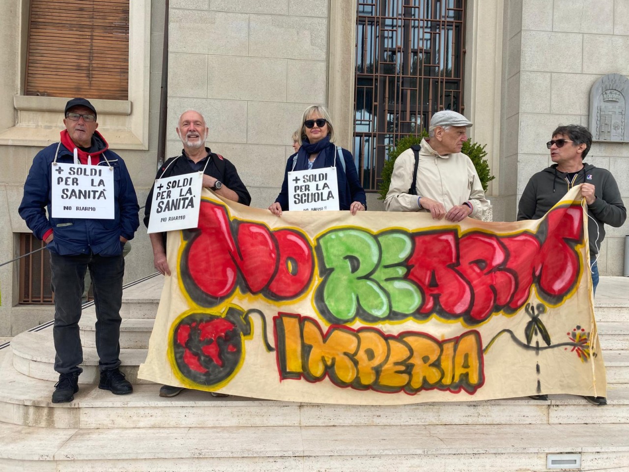 Più soldi per la Sanità e per la Scuola… No al Riarmo. La protesta prima del consiglio comunale di Imperia