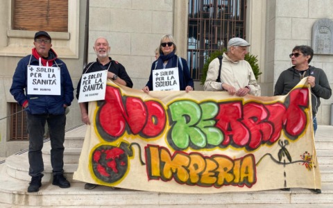 Più soldi per la Sanità e per la Scuola… No al Riarmo. La protesta prima del consiglio comunale di Imperia
