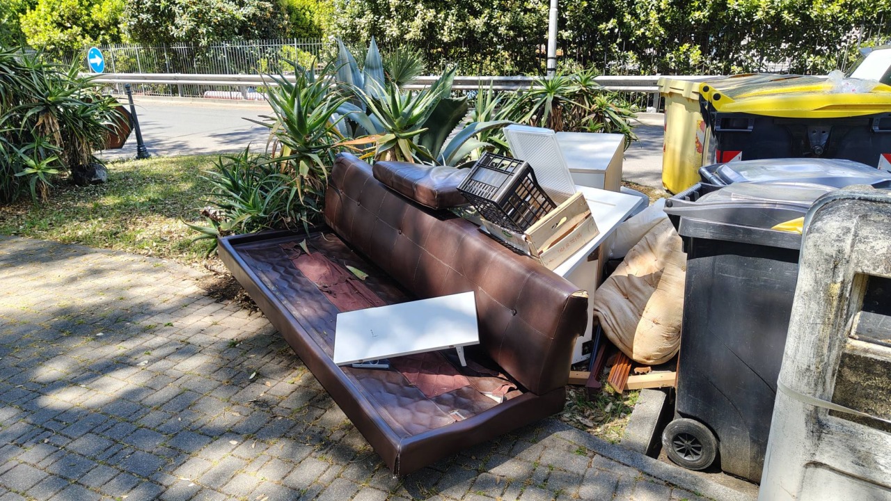 Via Pasteur a Bordighera invasa dai rifiuti ingombranti (nonostante le multe da 2mila euro ai trasgressori). La nuova denuncia