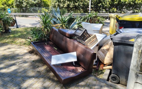 Via Pasteur a Bordighera invasa dai rifiuti ingombranti (nonostante le multe da 2mila euro ai trasgressori). La nuova denuncia