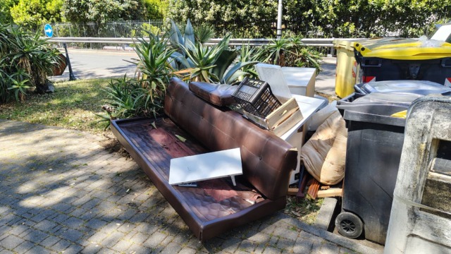 Via Pasteur a Bordighera invasa dai rifiuti ingombranti (nonostante le multe da 2mila euro ai trasgressori). La nuova denuncia