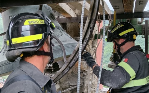 Vigili del Fuoco al lavoro sul campanile colpito dal fulmine