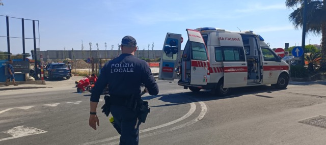Violento scontro tra T-Max e Ford. Due feriti gravi