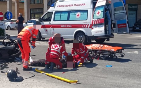 Violento scontro tra T-Max e Ford. Due feriti gravi