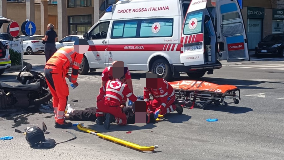 Violento scontro tra T-Max e Ford. Due feriti gravi