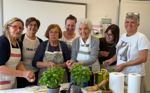 Bimbi di Castellaro a lezione di pesto con le nonne