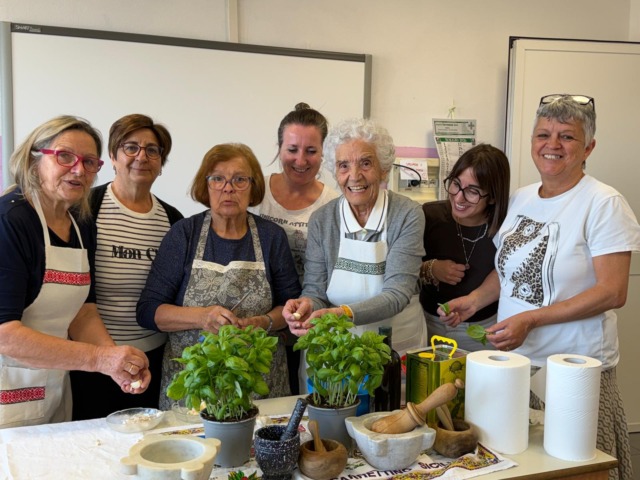 Bimbi di Castellaro a lezione di pesto con le nonne