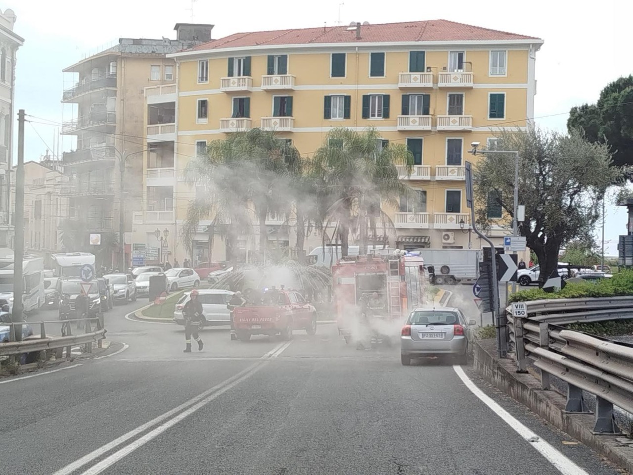 Auto prende fuoco in largo Torino, disagi per il traffico a Ventimiglia