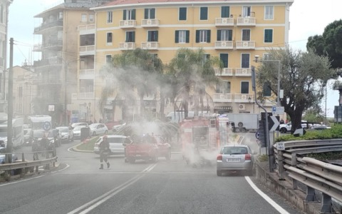 Auto prende fuoco in largo Torino, disagi per il traffico a Ventimiglia