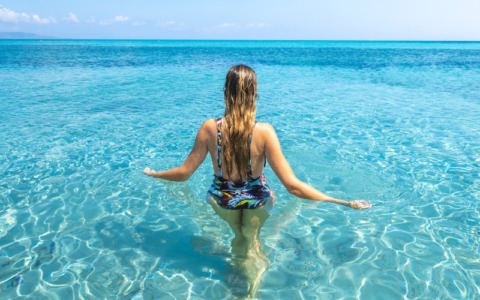 Costume intero o bikini? Cosa si vede quest’estate sulle spiagge della Riviera