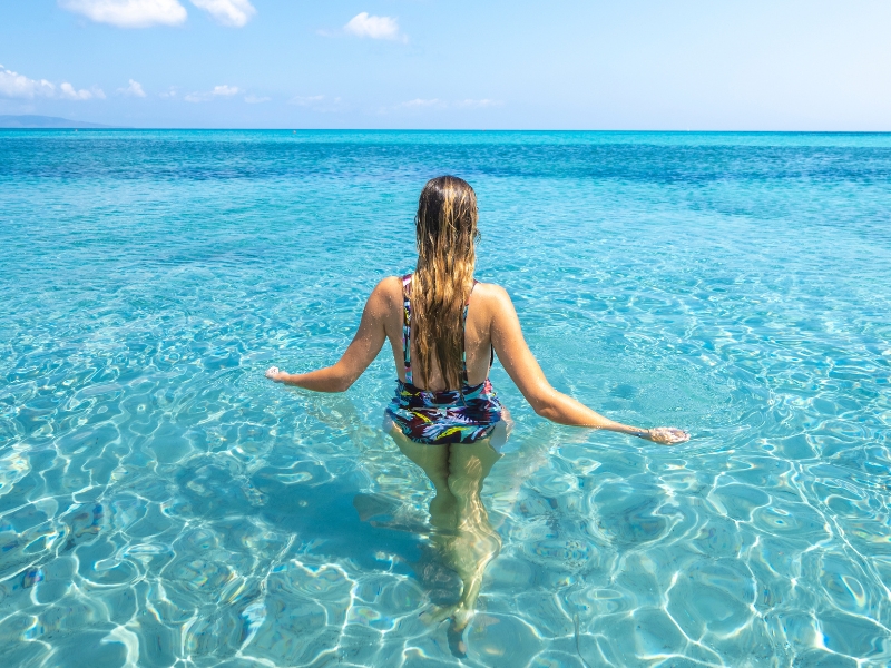Costume intero o bikini? Cosa si vede quest’estate sulle spiagge della Riviera