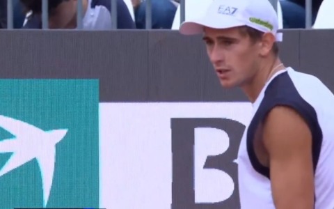 Matteo Arnaldi batte il numero 8 al mondo Alex de Minaur e vola ai sedicesimi del Master 1000 di Roma