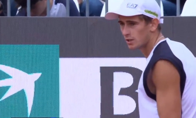 Matteo Arnaldi batte il numero 8 al mondo Alex de Minaur e vola ai sedicesimi del Master 1000 di Roma