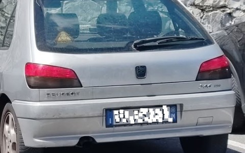 “Aiutate quel cane chiuso in auto sotto il sole!”. E si scatena la “rissa” social. Ma poco dopo è tutto risolto