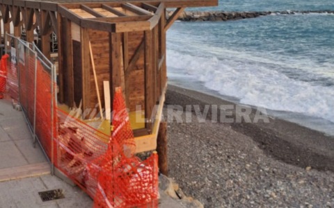 Sopralluogo della Capitaneria di porto su una spiaggia libera attrezzata di Ospedaletti