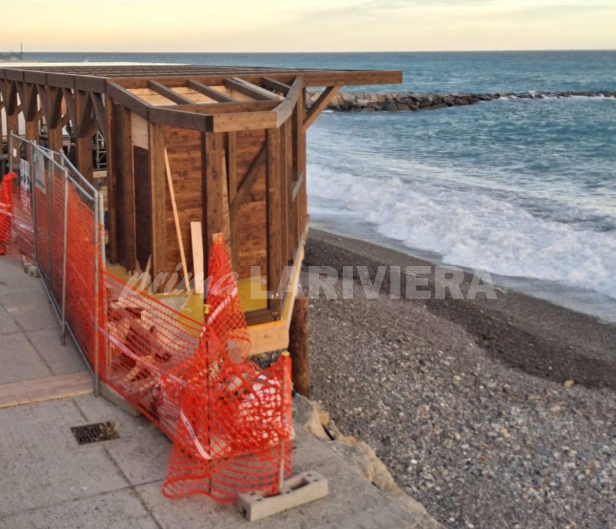 Sopralluogo della Capitaneria di porto su una spiaggia libera attrezzata di Ospedaletti