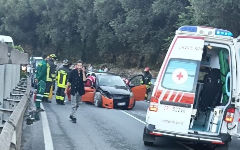 Schianto sulla Statale 28, traffico in tilt fino a Pontedassio. Ferita una giovane ragazza