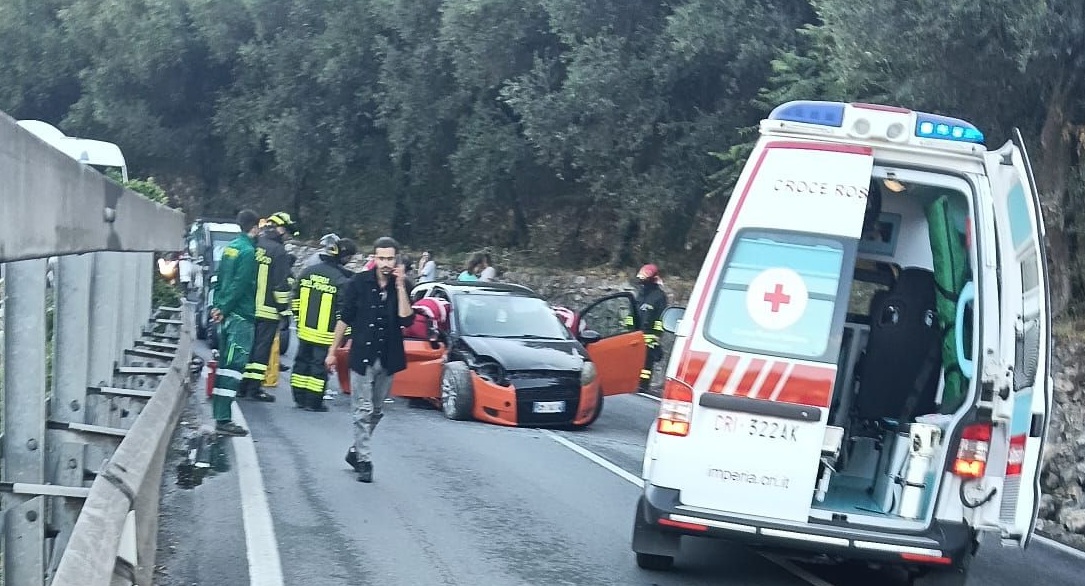 Schianto sulla Statale 28, traffico in tilt fino a Pontedassio. Ferita una giovane ragazza