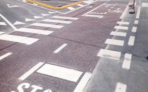 Impazza tra gli imperiesi il tormentone della segnaletica-rebus della ciclabile in via Tommaso Schiva