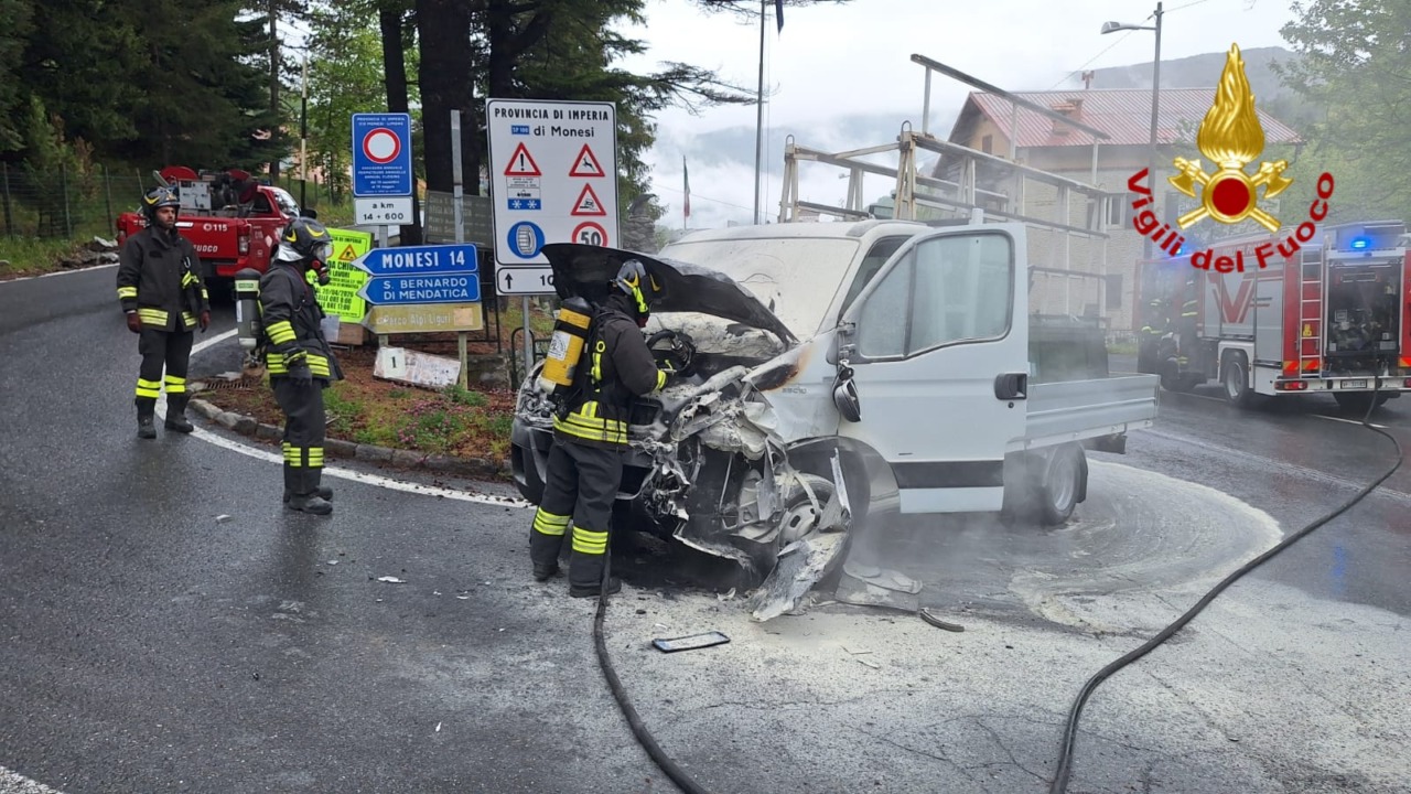 Furgone prende fuoco dopo un incidente sulla statale 28