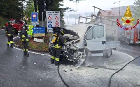 Furgone prende fuoco dopo un incidente sulla statale 28