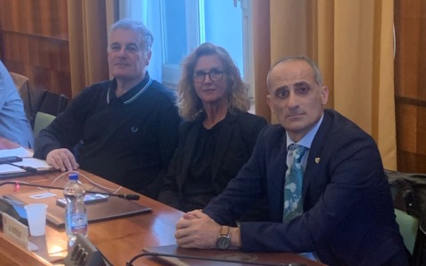 Gli aumenti degli “stipendi” dei cda di Amaie Energia e Casinò spaccano la maggioranza. Bacchettate di Sanremo al Centro