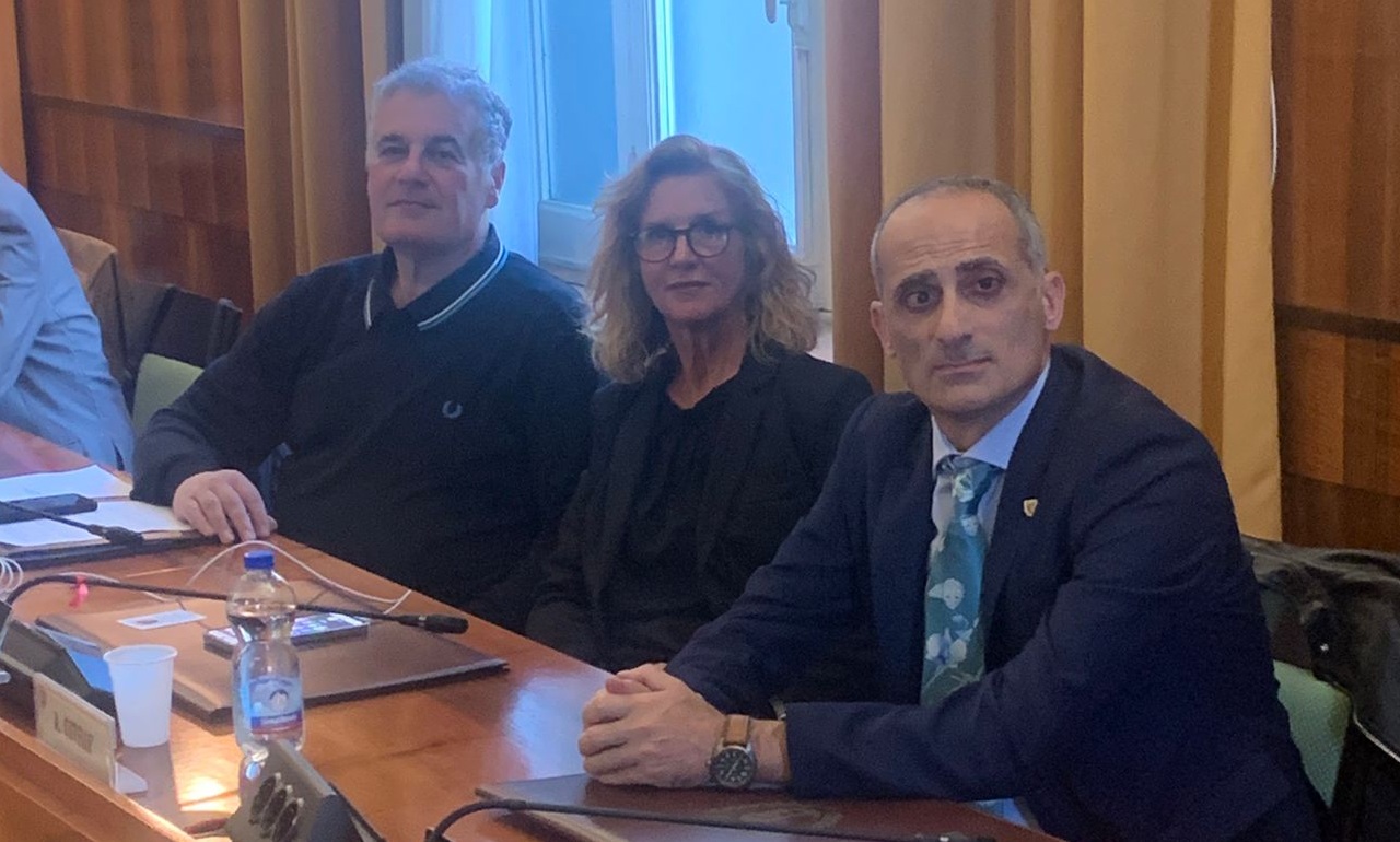 Gli aumenti degli “stipendi” dei cda di Amaie Energia e Casinò spaccano la maggioranza. Bacchettate di Sanremo al Centro