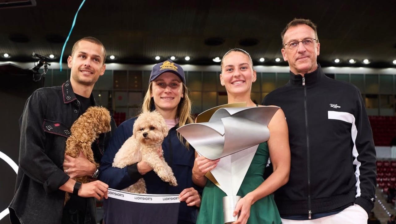 Le mani di Claudio Zimaglia fisio del Piatti Center di Bordighera dietro la vittoria di Marta Kostyuk a Madrid