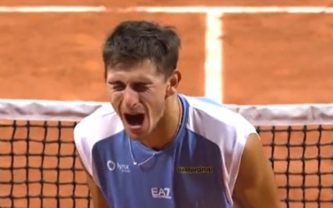 Epico Matteo Arnaldi a Parigi, batte Collignon al super tie break del 5° set (dopo quasi 5 ore) e vola agli ottavi