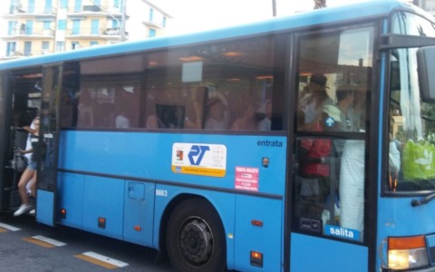 “C’è un autista-pilota di rally sui bus della Riviera Trasporti”. La denuncia di un utente: “Ho rischiato grosso”