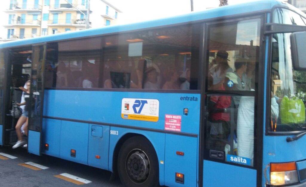“C’è un autista-pilota di rally sui bus della Riviera Trasporti”. La denuncia di un utente: “Ho rischiato grosso”