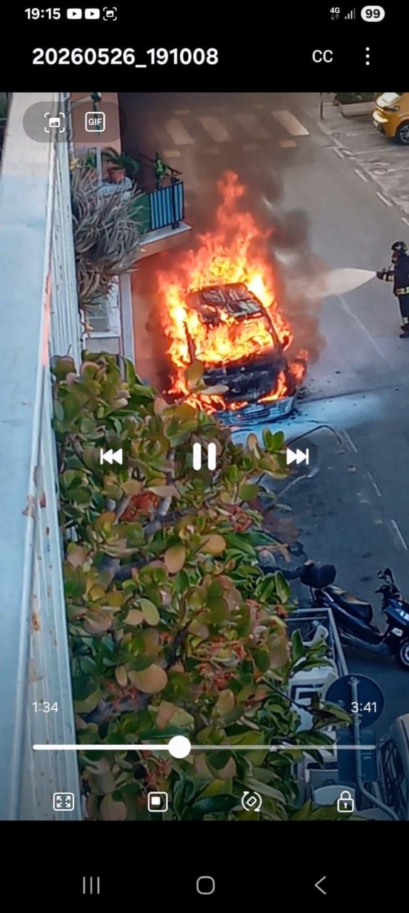 Auto in fiamme in via Galilei a Sanremo, alcuni intossicati