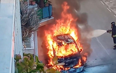 Auto in fiamme in via Galilei a Sanremo, alcuni intossicati