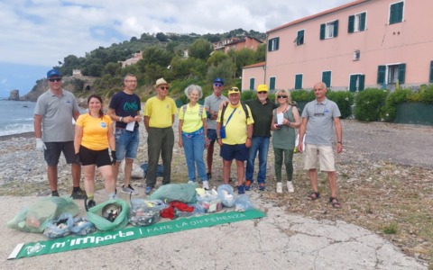 Pulizia della spiaggia Garbella: Raccolti 40 kg di spazzatura e materiale abbandonato