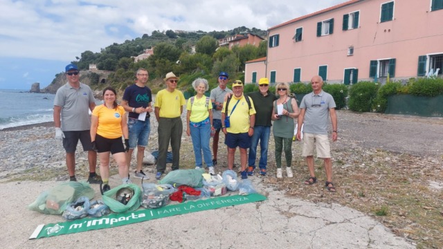 Pulizia della spiaggia Garbella: Raccolti 40 kg di spazzatura e materiale abbandonato
